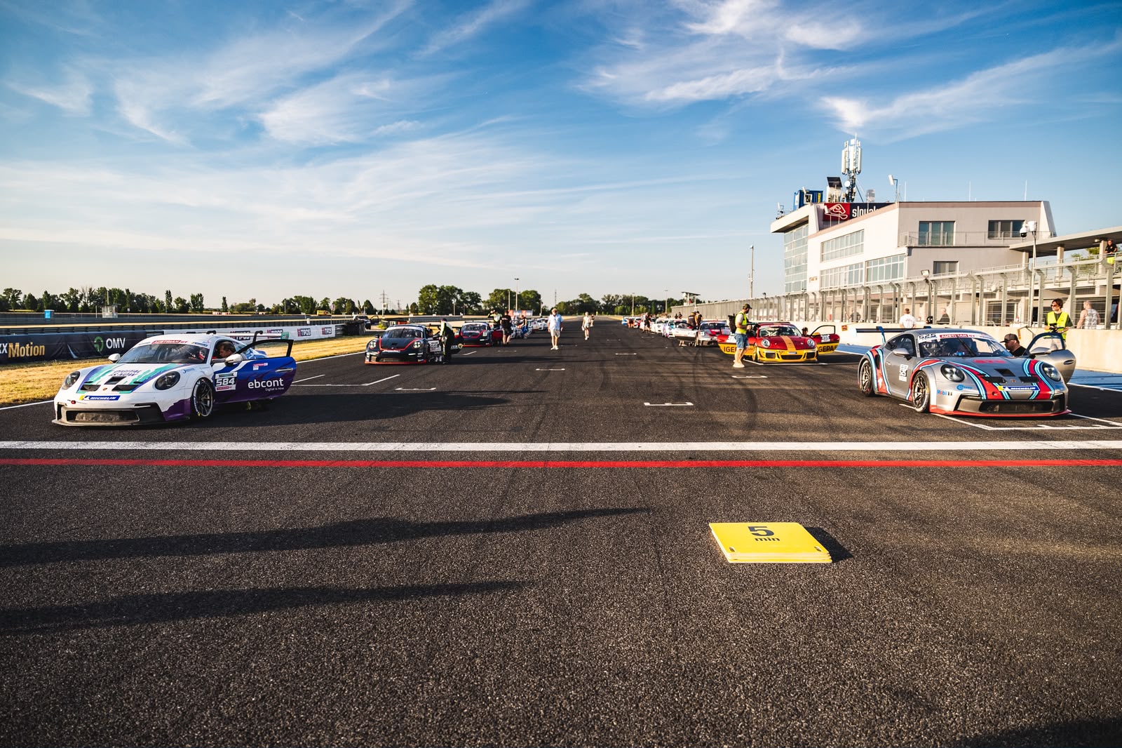 Sunset Race Slovakiaring 2026: Stefan und Lukas Ertl gewinnen packendes Ravenol 1-hour Endurance Race